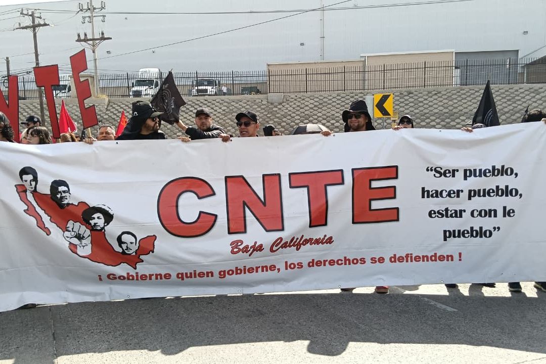 Docentes de la CNTE Bloquean Garita Comercia de Otay en Tijuana